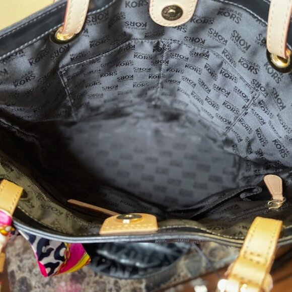 MICHAEL KORS, EUC PATENT LEATHER HANDBAG AND WALLET - Picture 7 of 9